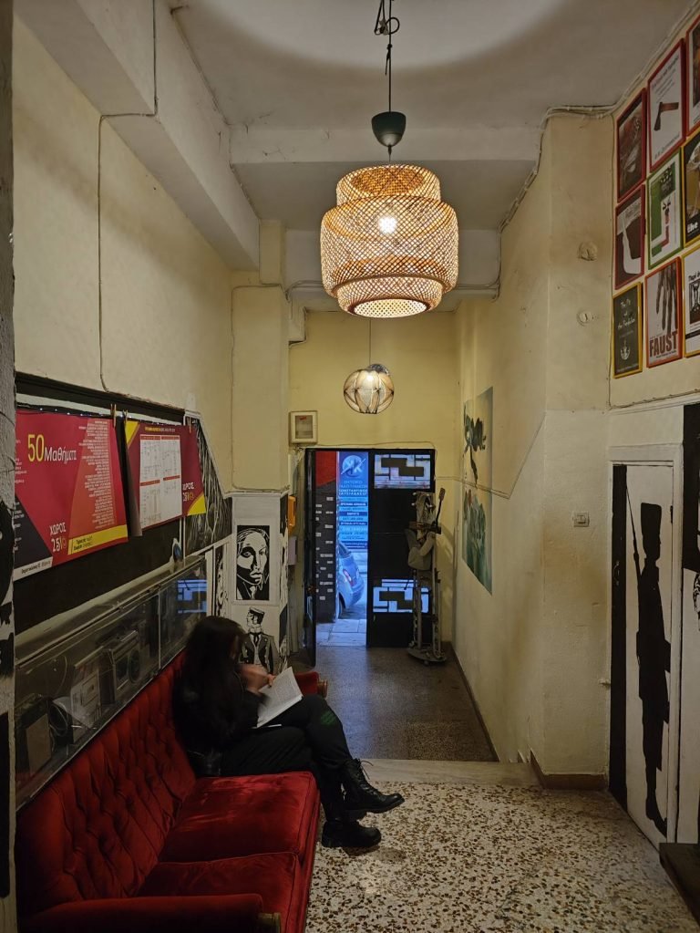 Ο διάδρομος του Χώρου 2510 με τον κόκκινο καναπέ